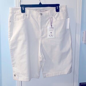 NWT gloria Vanderbilt White Bermuda shorts size 16 petite